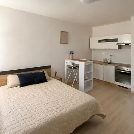Bright & Cozy With Free Parking