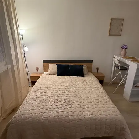 Apartmán Bright & Cozy With Free Parking