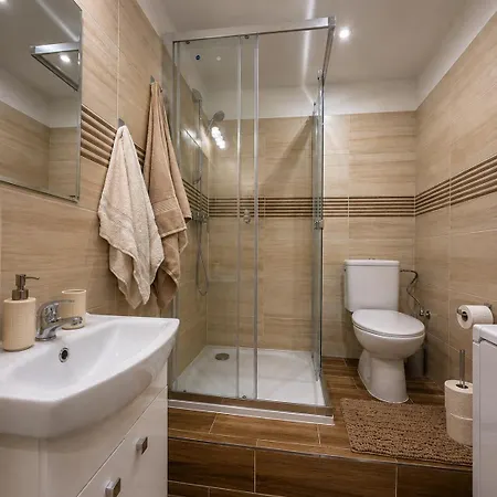 Bright & Cozy With Free Parking Apartmán