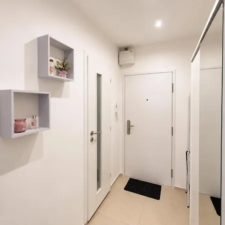 Apartmán Bright & Cozy With Free Parking
